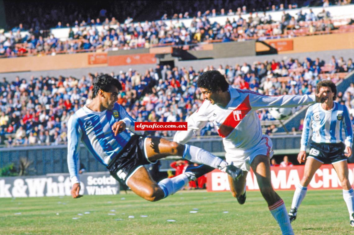 Imagen En la Selección frente a Perú en River. El cabezazo era una de sus grandes virtudes.
