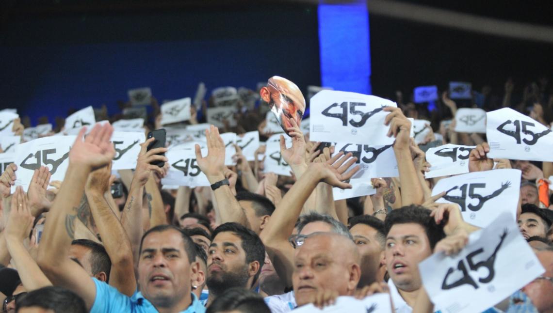 Imagen Los hinchas mueren por Lisandro. Con máscaras y con miles de papeles con el número 15 y el tradicional festejo del goleador lo homenajearon en la previa del partido.