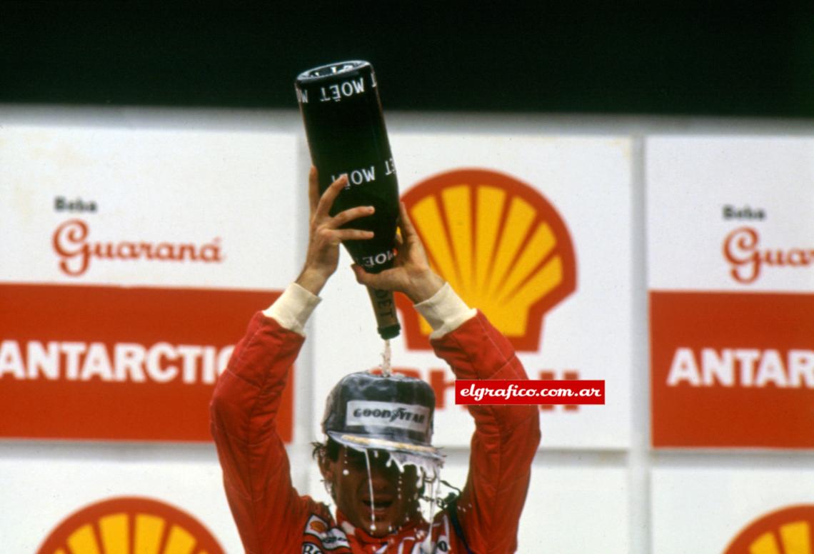 Imagen Clásico festejo de los ganadores. Esta celebración es de su victoria en el GP de Brasil en 1991.