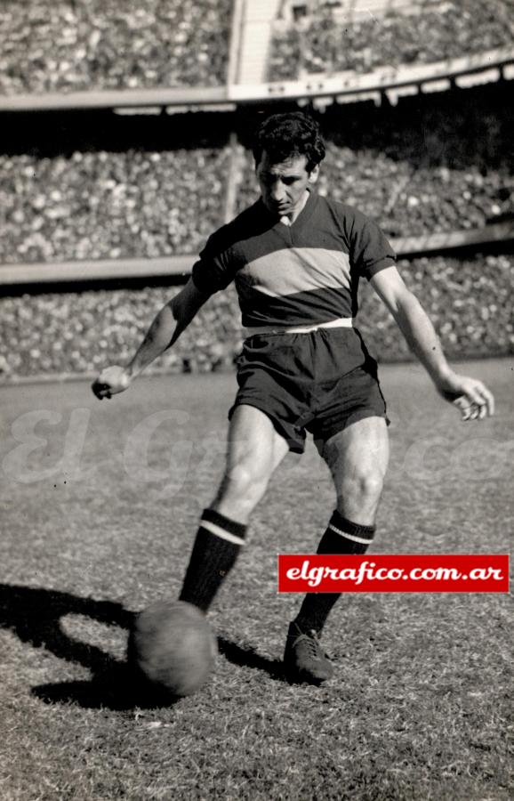 Imagen Fausto Rosello, un interior derecho uruguayo que fue campeón con Boca en 1954, cuando pasó a River tres años más tarde ya no podía jugar. Y eran solo tres temporadas de diferencia. Pero ya hablan cambiado la dinámica del juego y la exigencia de la lucha. Con su calma para esperar la pelota, controlarla y arrancar, su fútbol ya era viejo.