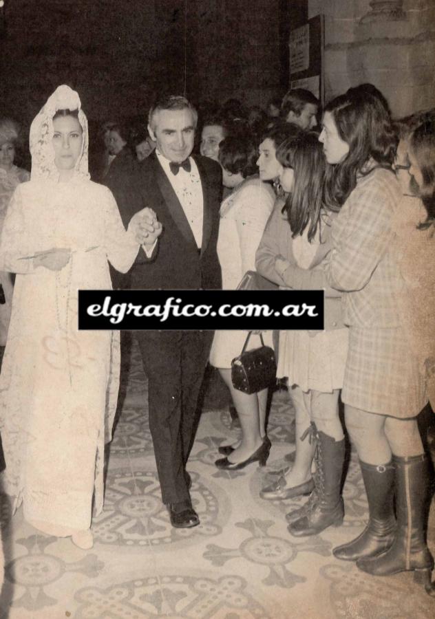 Imagen Gambeteó el casamiento hasta que se entregó. En la foto, tras la ceremonia, Pizzuti y su flamante esposa Adelaida Dopazo.Fue en 1971. Nueva vida para el maestro.