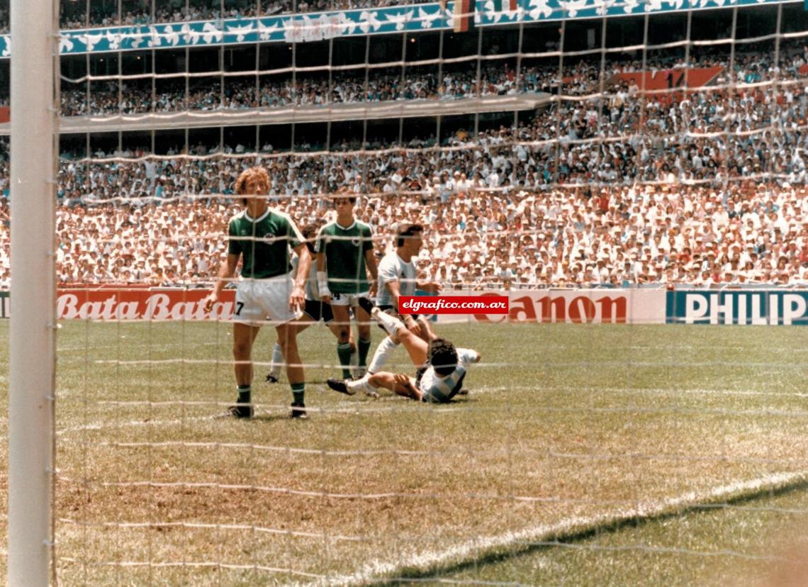 Imagen Brown comienza a festejar su primer gol en la selección, Diego en el piso, Batista manotea al impensado goleador para detenerlo.