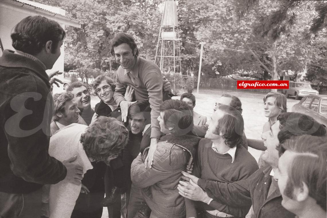 Imagen Abajo, alzado en andas por sus ex compañeros de Estudiantes, que le pidieron que agarrara el equipo. Fue en 1971, su primera experiencia como DT.