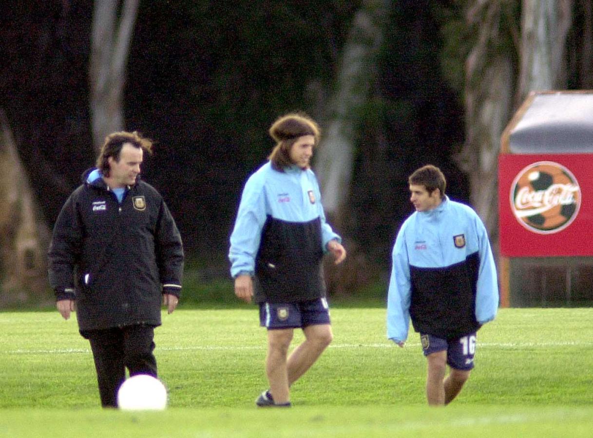Imagen Placente, junto a Bielsa y Aimar en un entrenamiento previo al Mundial 2002 (FOTOBAIRES)