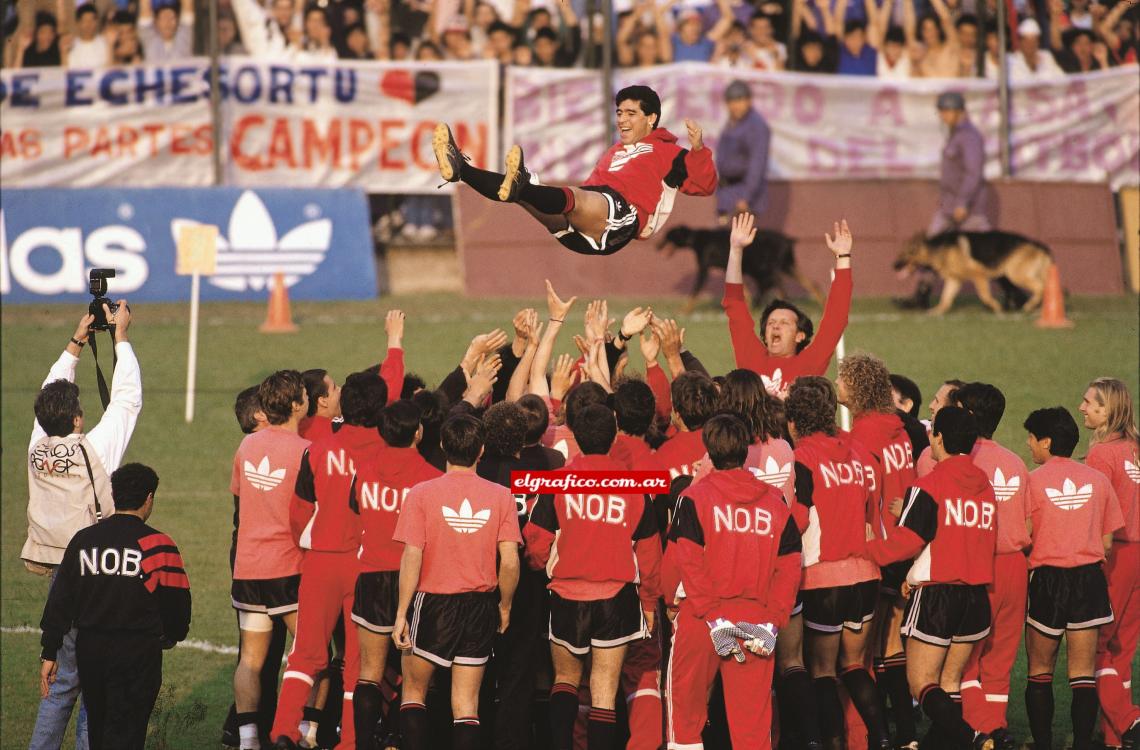 Imagen Un genio en el parque. Los jugadores de Newell’s reciben a Maradona. El Diego jugó siete partidos con la camiseta de la Lepra en el año 93.