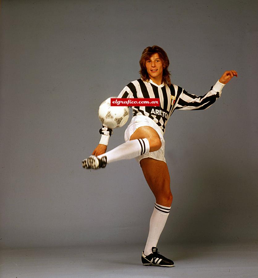 Imagen El primer rumor de su sueño italiano fue Juventus y aquí posa con esa camiseta. En 1988 la Roma lo había comprado por 2 millones de dólares, pero se retrasó en un anticipo, y el presidente de River Santilli, aprovechó, rompió el acuerdo y lo vendió al Verona por 500 mil dólares más. Fue un escándalo.