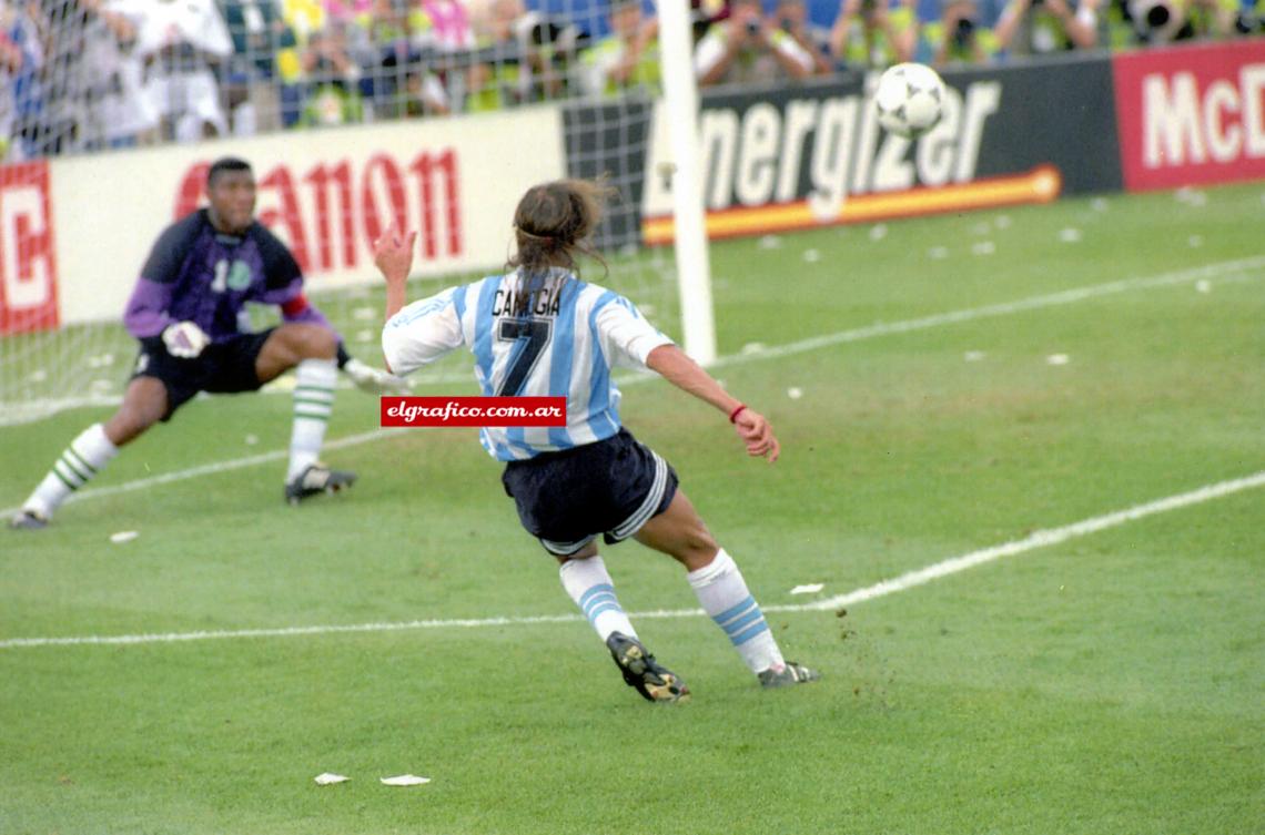 Imagen 25 de Junio de 1994. Mundial USA. Tras marcar el empate frente a Nigeria, se la pide a Diego en un tiro libre y Maradona se la pone como con la mano.