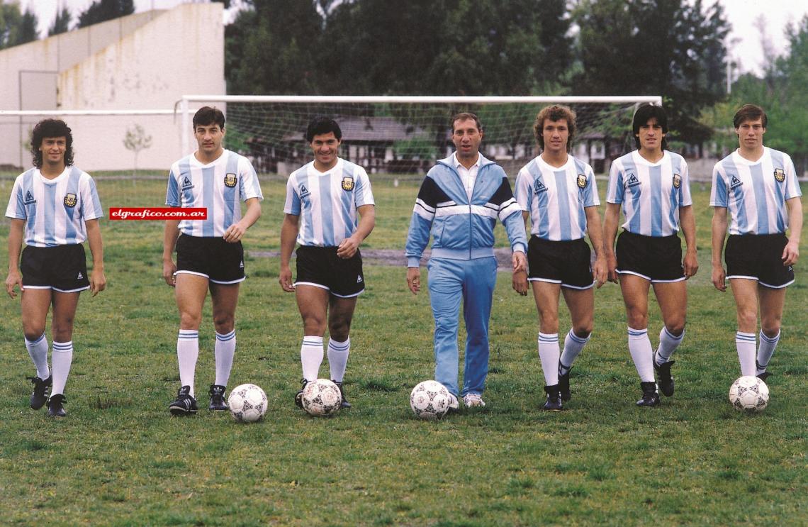 Imagen Selección 89, su primera vez. Desde la izquierda, con Lanzidei, Medina Bello, Bilardo y Erbín.
