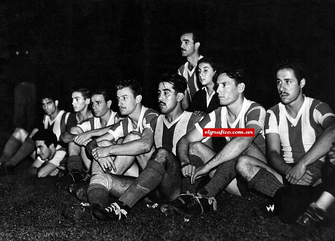 Imagen Boyé posa junto a parte del plantel de la Selección que brilló en el sudamericano de 1945