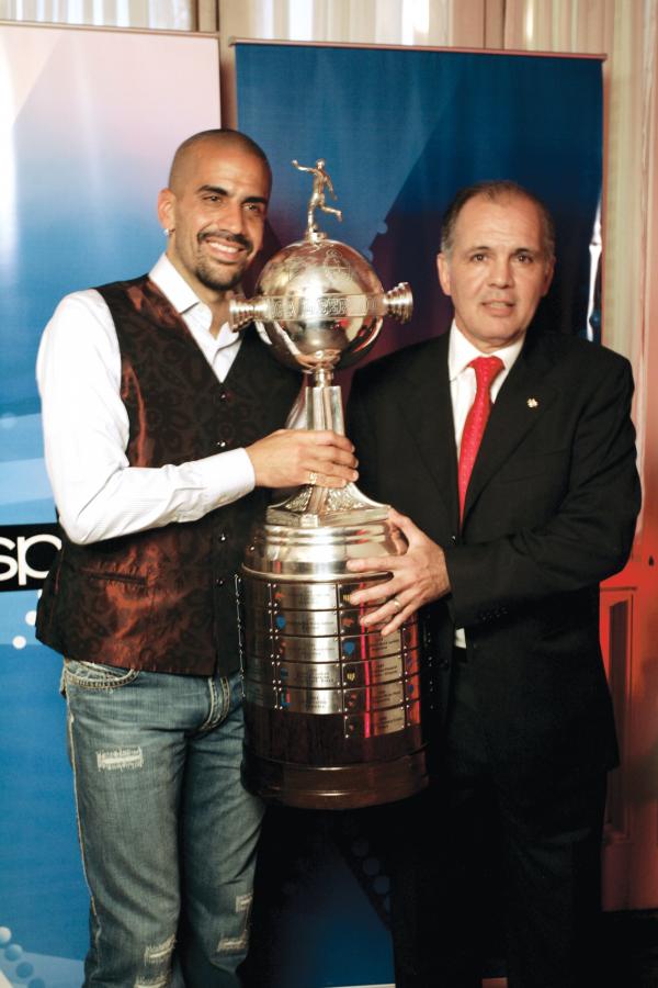 Imagen La Libertadores que no pudo ganar como jugador, la logró como DT, con Verón de líder.