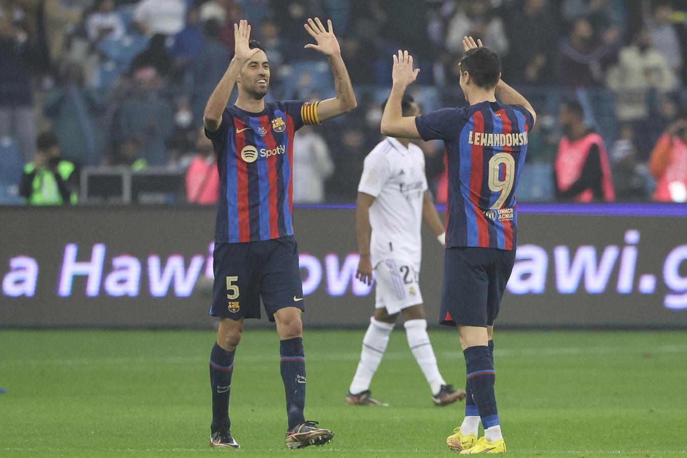 Imagen Busquets y Lewandowski festejan un nuevo título para Barcelona