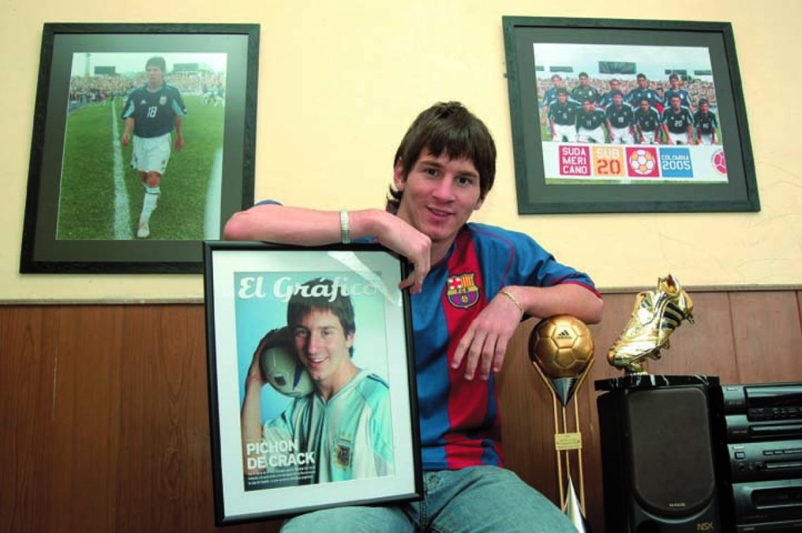 Imagen RINCON DE LOS RECUERDOS. En su casa de Rosario posa con los primeros trofeos y una tapa obsequiada por El Gráfico.