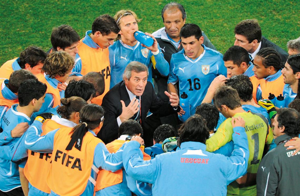 Imagen ARENGA AL CORAZON. El Maestro habla, los jugadores de Uruguay escuchan. Fue antes del alargue en el recordado partido contra Ghana, en Sudáfrica 2010.