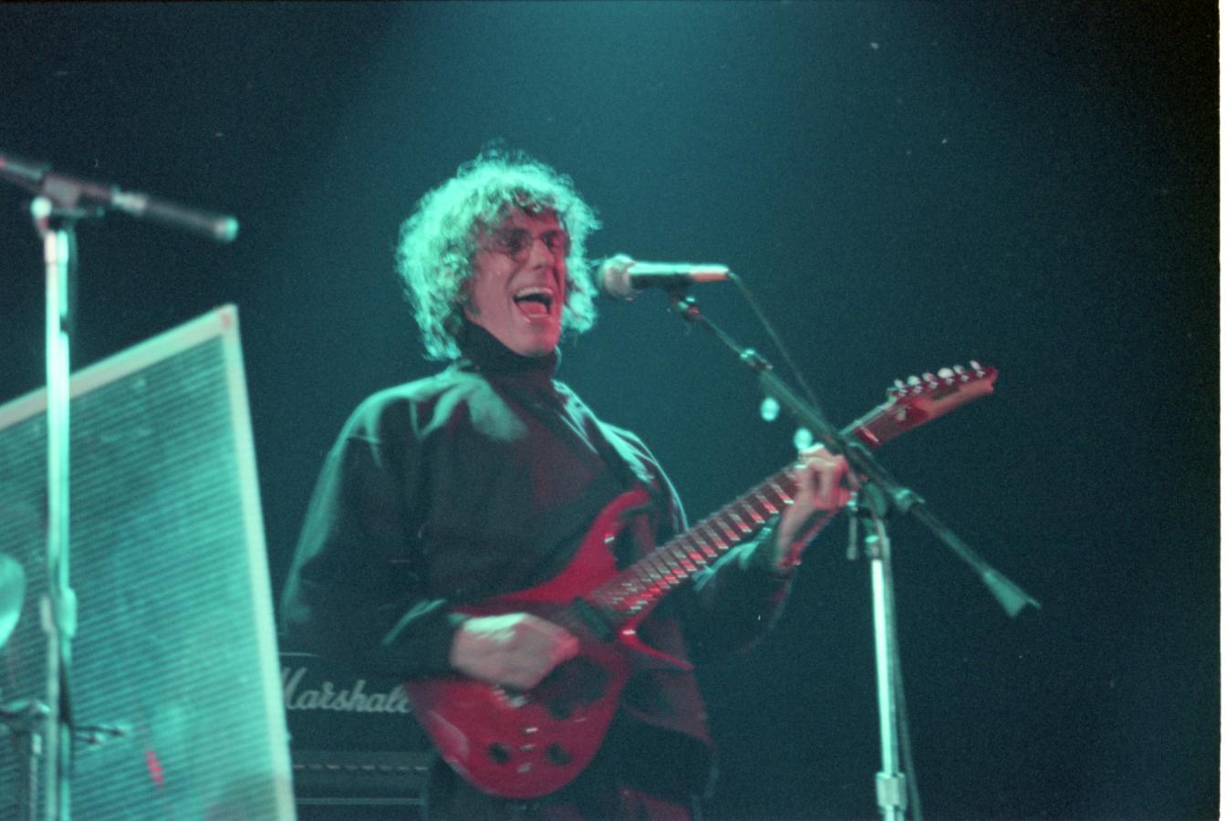 Imagen Luis Alberto Spinetta en vivo en el año 2001.