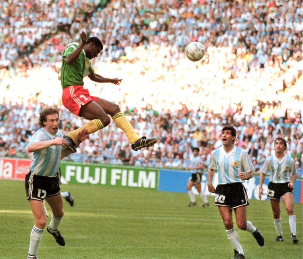 Imagen OMAM BIYIK, el verdugo de la Argentina en el partido inaugural. El Camerún del 90 fue el primer equipo africano en clasificar a cuartos de final de un Mundial.