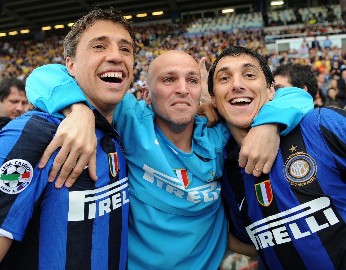 Imagen CELEBRA con Crespo y Burdisso la Champions que el Inter ganó luego de 45 años. 