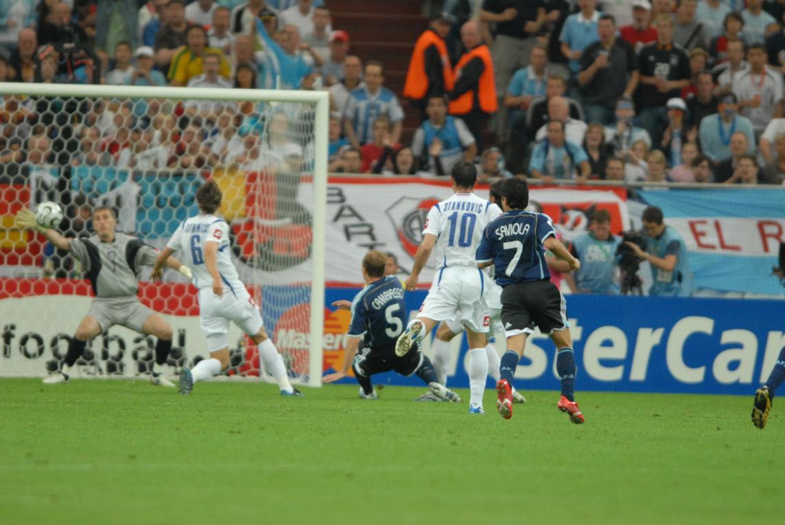 Imagen CON LA MAYOR jugó el Mundial 2006 y vivió extremos, como el golazo a Serbia de los 25 toques.