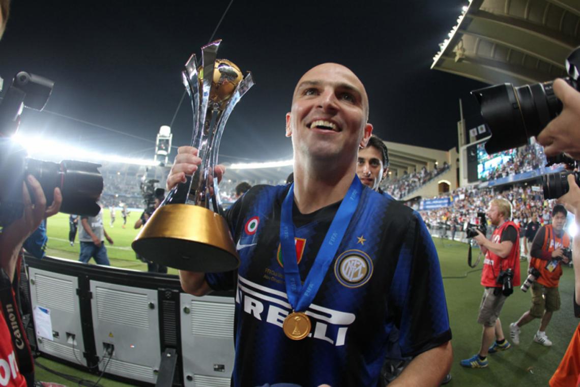 Imagen LEVANTA el trofeo del Mundial de Clubes con el Inter, equipo con el que ganó quince títulos.
