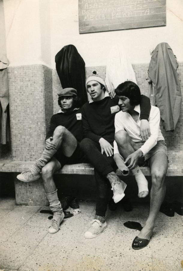 Imagen LA INTIMIDAD del vestuario de Vélez en la previa de un entrenamiento invernal de 1971. La charla, los compañeros, el clima cordial. 