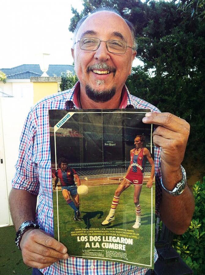Imagen De La Cruz, hoy, sosteniendo la nota de El Gráfico publicada el 2/9/1980, que le salvó la vida. Nacido en la Argentina, jugó 12 años por la selección española. Hoy sigue allí con el básquet.