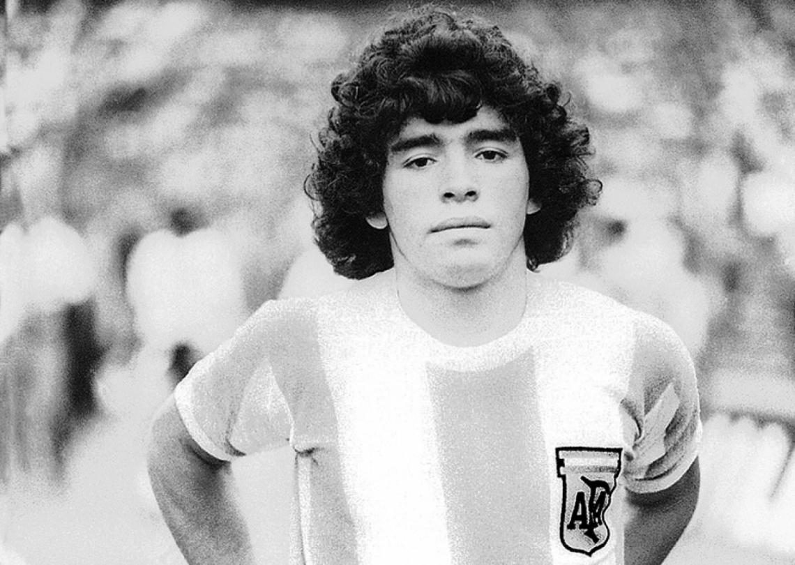 Imagen MARADONA el día de su debut con la Selección. Fue el 27 de febrero de 1977, contra Hungría, en la Bombonera, con tan solo 16 años.