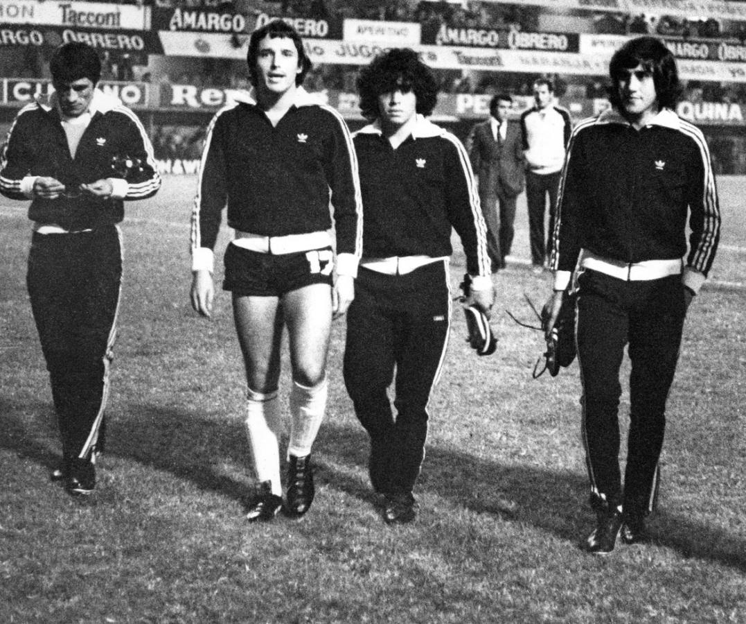 Imagen CAMINA entre Oviedo, Bertoni, Bravo y La Volpe, cuando fue al banco ante Irlanda, en abril del 78.