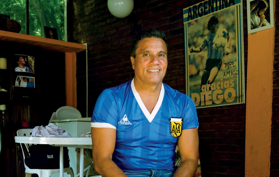 Imagen EL NEGRO, hoy, en su casa, con el póster de Diego y la camiseta histórica del triunfo sobre Inglaterra en el 86.