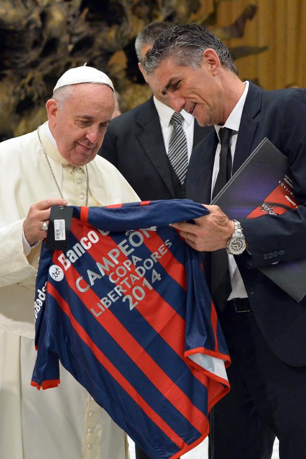 Imagen REGALO. Bauza le entregó a Francisco la camiseta conmemorativa del logro de la Copa. 