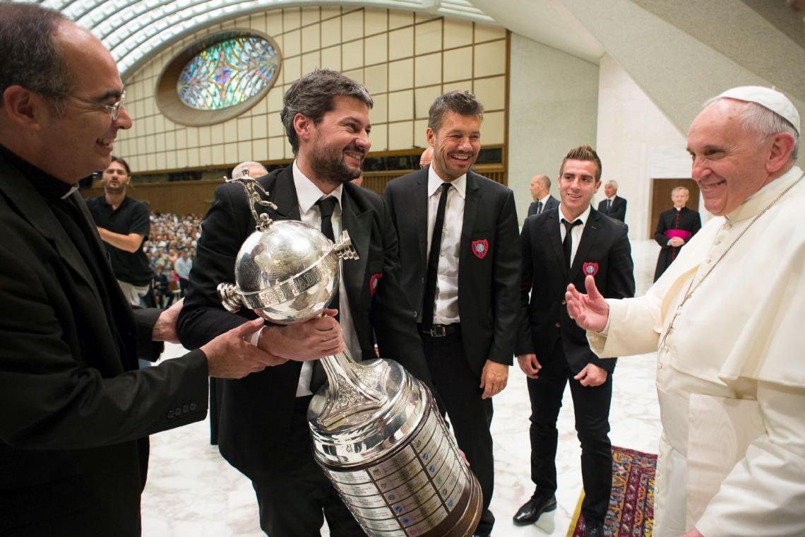 Imagen LA SONRISA serena del Papa al recibir la Copa de manos de Lammens, con monseñor Karcher, Tinelli y Buffarini de testigos.