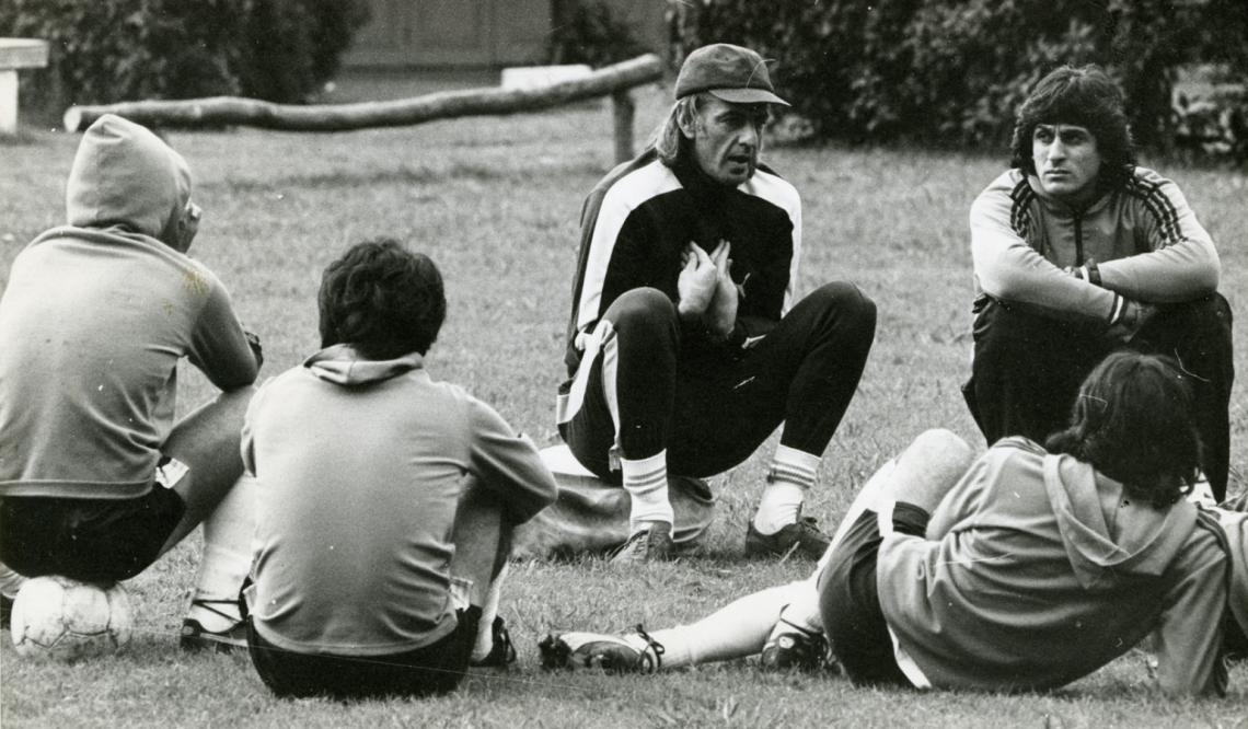 Imagen ADOCTRINANDO a sus soldados de la Selección, en la concentración de José C. Paz, con Fillol a su lado. Dirigió en dos Mundiales: 1978 y 1982.