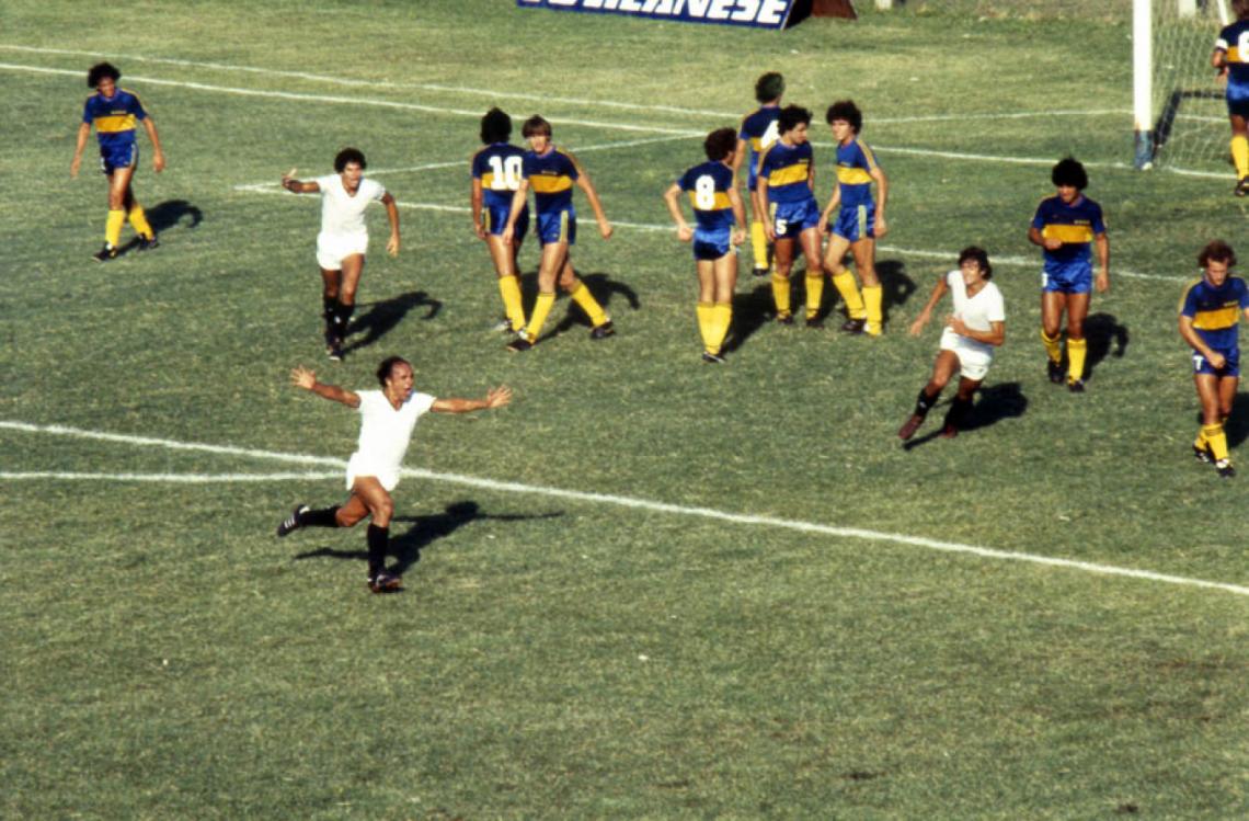 Imagen Oscar Mas celebra un gol de Mariano Moreno de Junín ante Boca, en 1982.