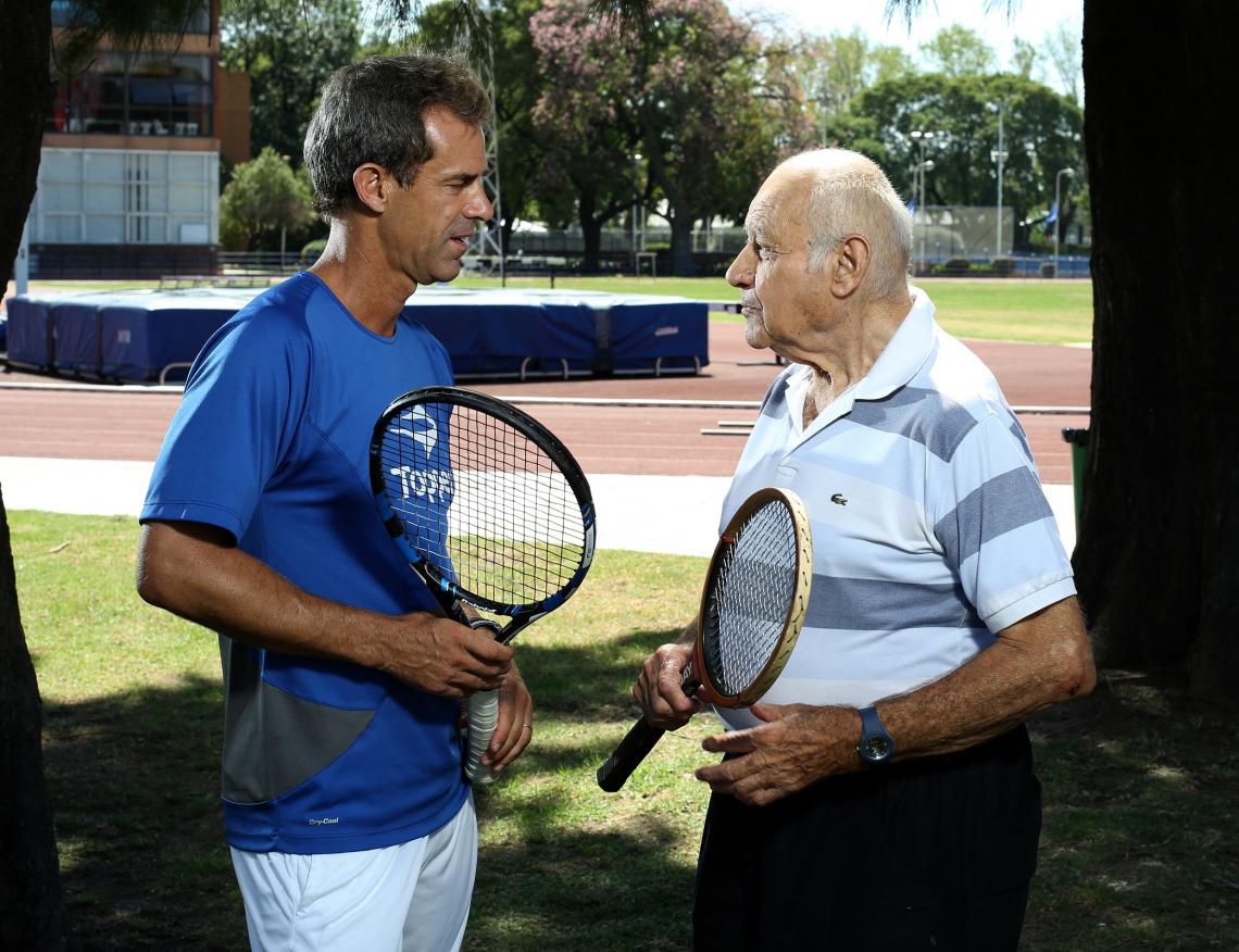 Padre e hijo, con raquetas de época en el CENARD, donde se inauguró un Centro Nacional de la Asociación Argentina de Tenis.