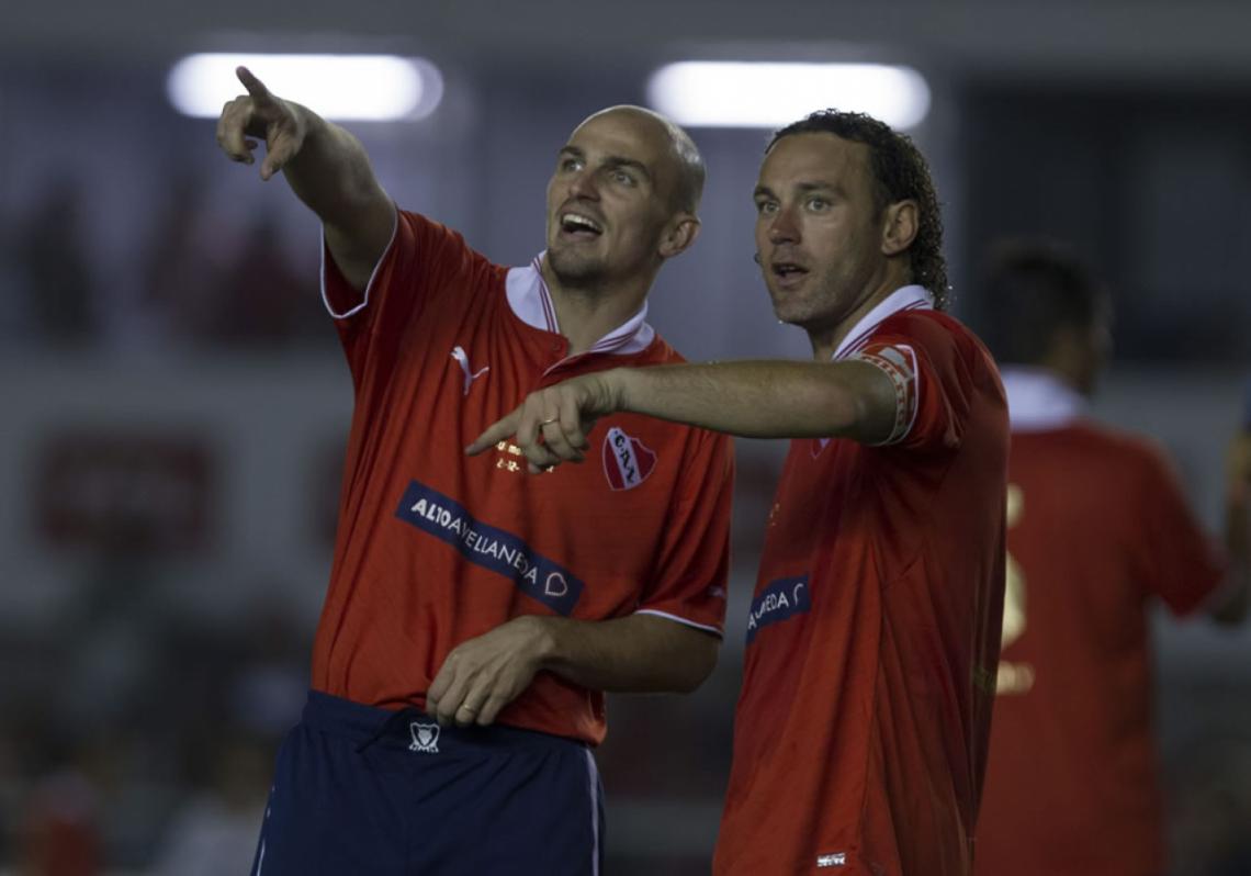 Imagen Cambiasso se volvió a poner la camiseta del Rojo para la despedida de Milito. El Gaby se retiró en Independiente y el Cuchu podría seguir los pasos de su amigo.