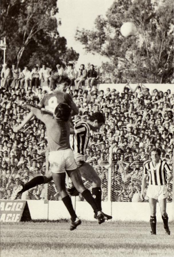 Imagen Mirando desde atrás el salto de Ricardo Gareca, frente a Boca.