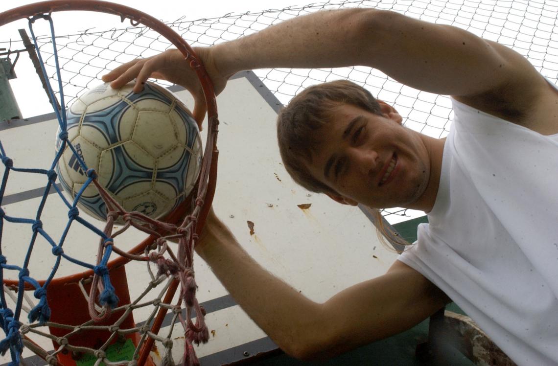 Imagen Nacido en Bahía Blanca, ciudad historicamente ligada al basquet, Rodrigo supo disfrutar de ese deporte y también del fútbol, donde triunfó.