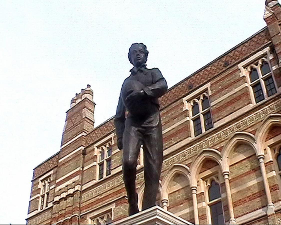 Imagen Estatua de Webb Ellis, con la guinda en la mano.