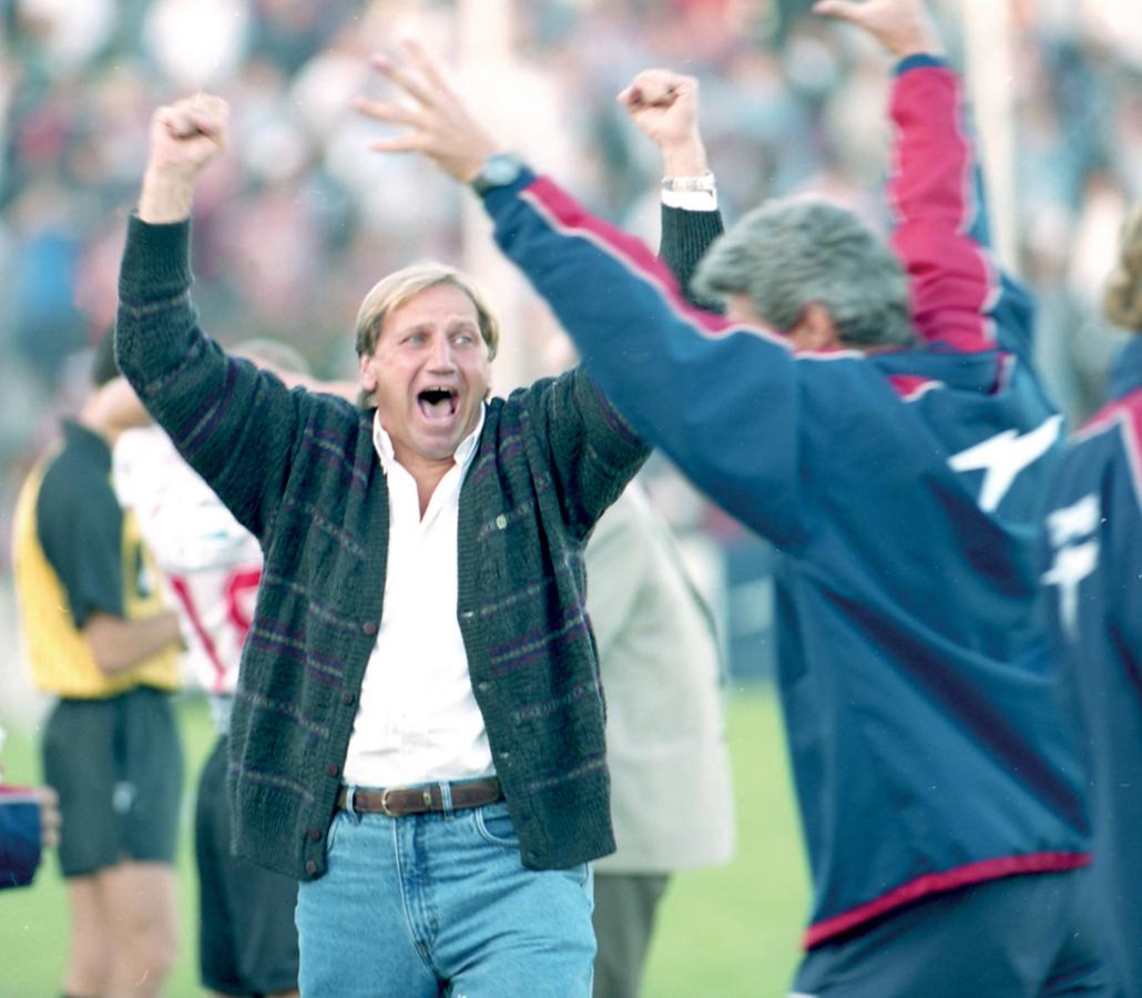 Imagen Ya como entrenador de Independiente, festejando una conquista de su equipo. Dirigió en dos etapas al Rojo: en la primera, 2000, fue subcampeón.