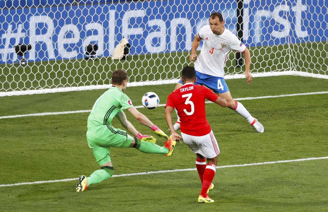 Imagen Neil Taylor convierte el segundo gol de Gales. (Reuters)