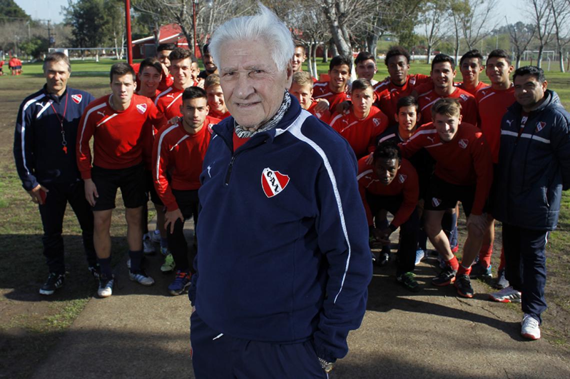 Imagen En Villa Domínico, donde va casi todos los días, a los 81 años. Llevó a Ezequiel Barco a Independiente.