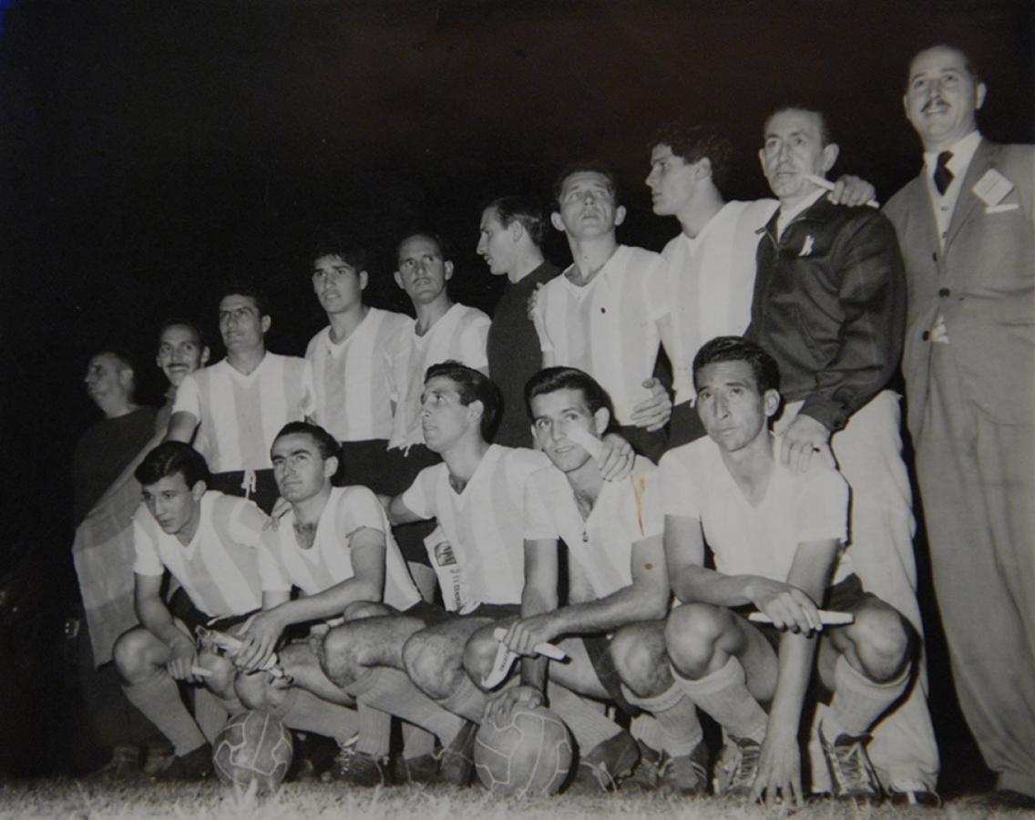 Imagen Campeón del Sudamericano de 1959 (el segundo parado, desde la izquierda).