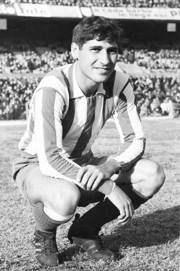 Imagen Posando, jovencito, en su llegada al Atlético, en una época en la que casi no iban argentinos a Europa, y mucho menos defensores.
