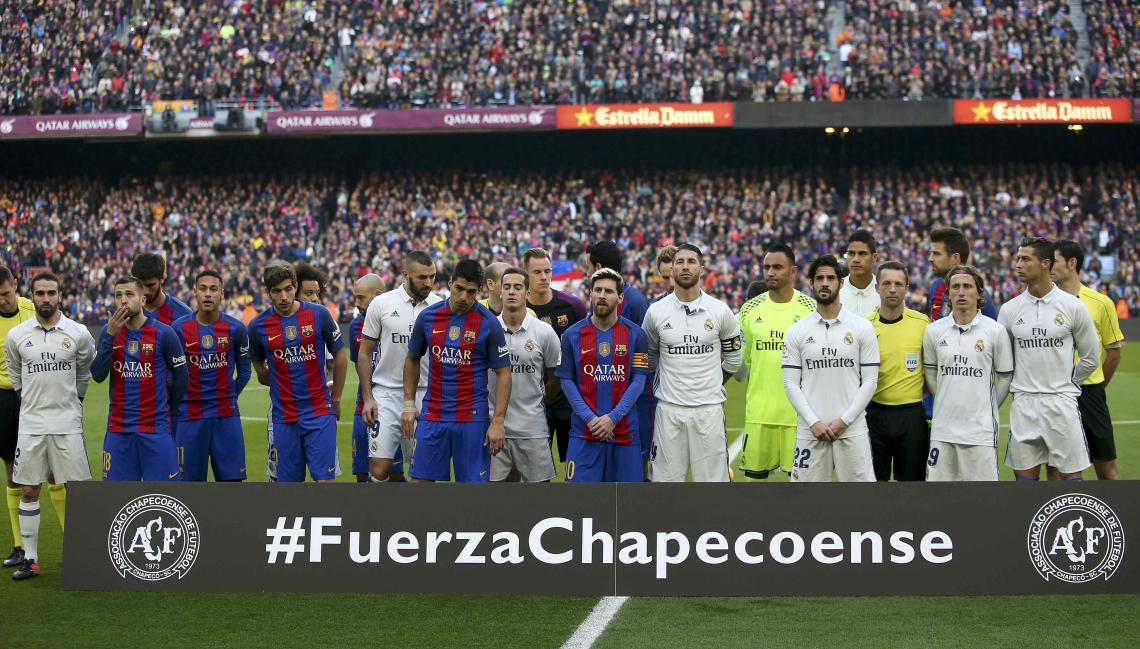 Imagen El Barca ya homenajeó al Chapecoense en el clásico