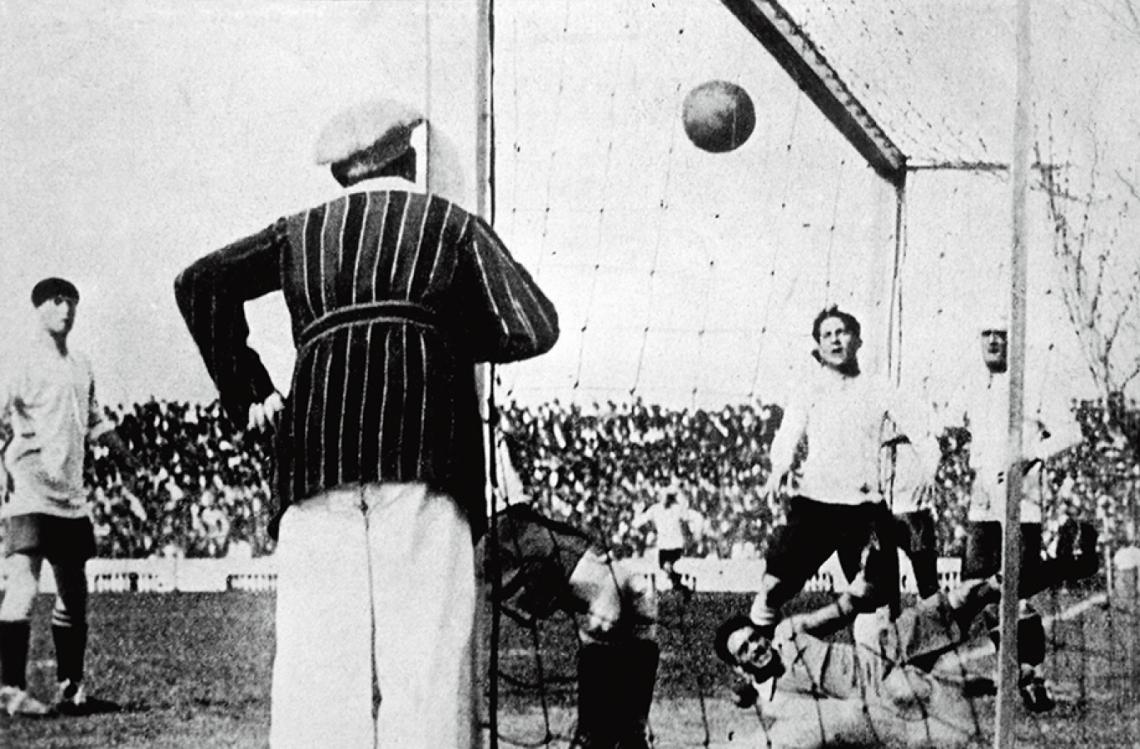 Imagen El gol que lo transformó en leyenda: olímpico a Uruguay, en 1924, en la cancha de Sportivo Barracas.