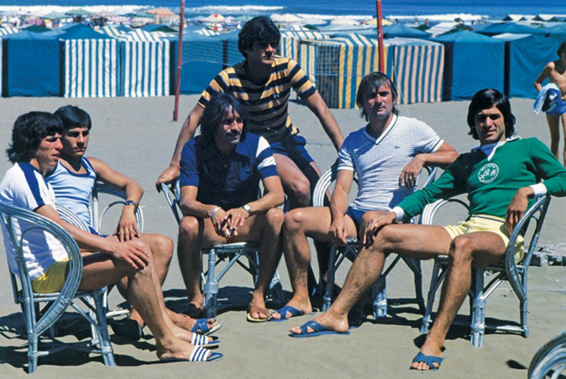 Imagen En la playa, producción entre jugadores de River (Passarella, Luque, Fillol) y de Boca (Perotti, Zanabria, Suñé). Otros tiempos.