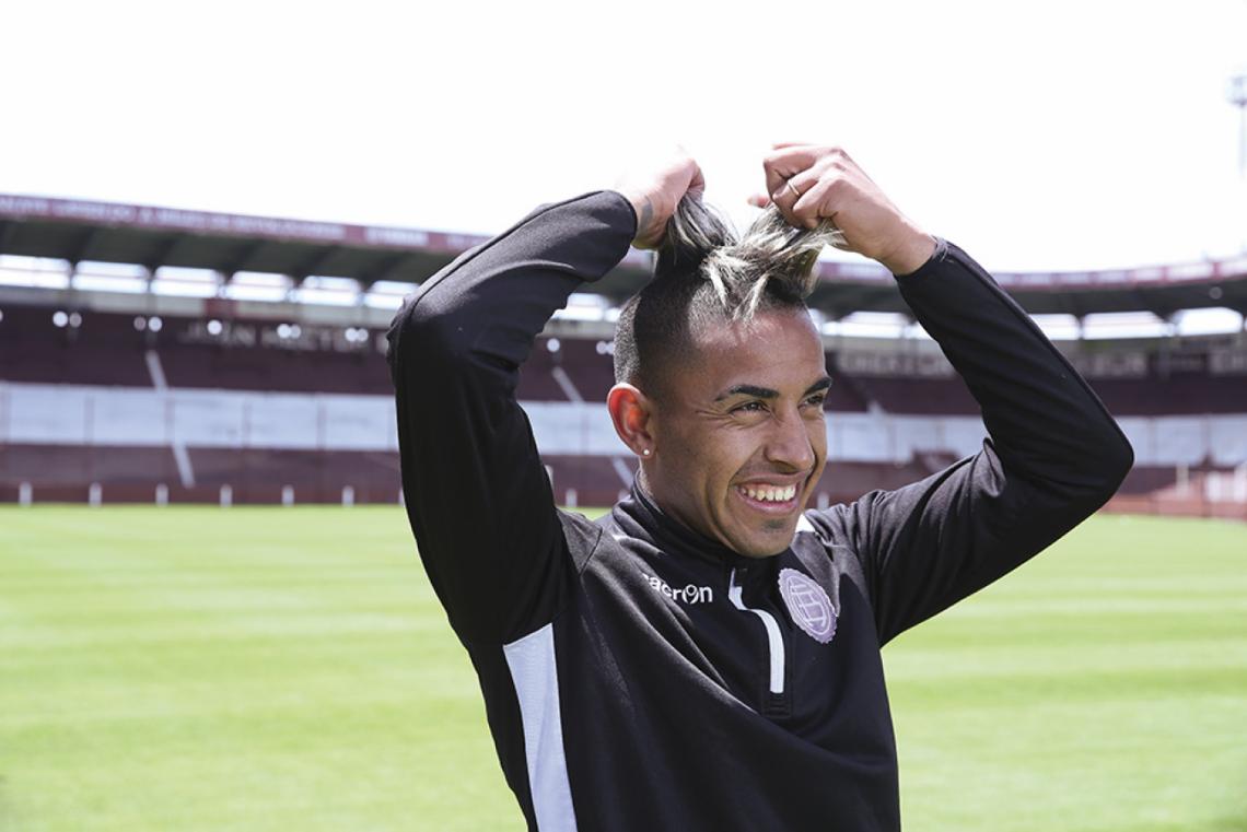 Imagen A la hora de elegir un corte de pelo, el santiagueño es tan audaz como cuando juega.