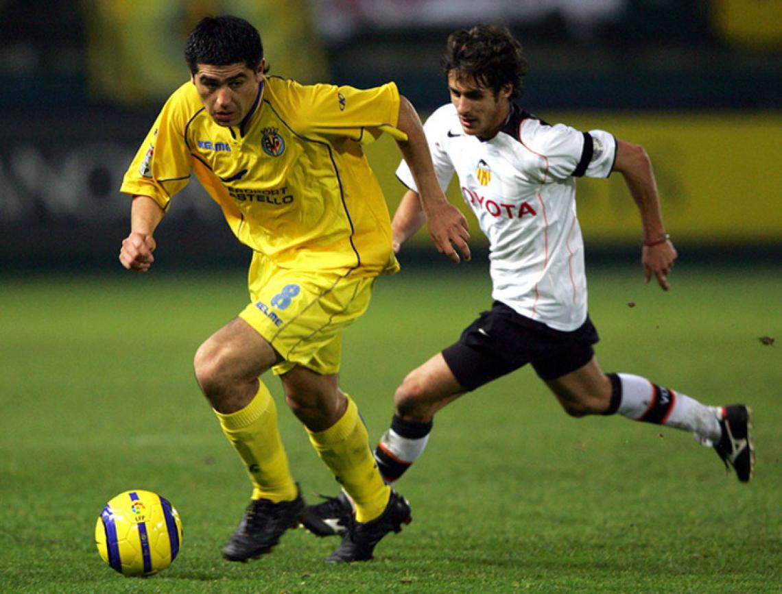 Imagen Con Riquelme, su amigo, como rivales, en España, en un Villarreal-Valencia.