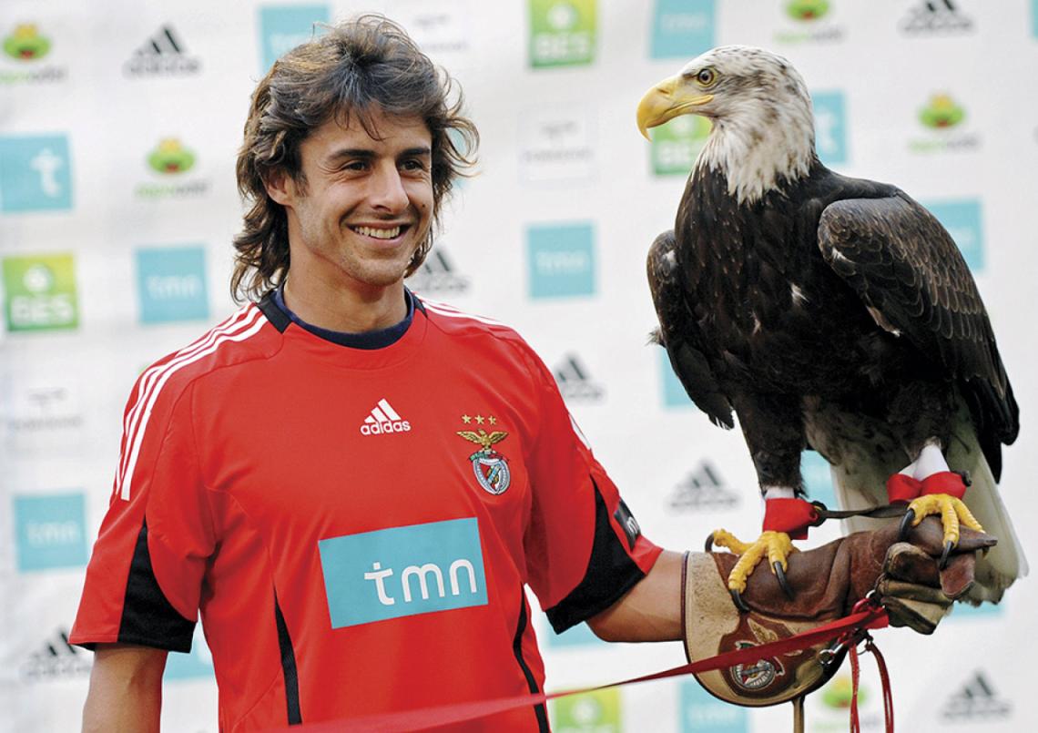 Imagen Sonrisa que lleva adentro algo de temor, en la bienvenida que le dio el Benfica, posando con Victoria, el águila que es el símbolo del club.