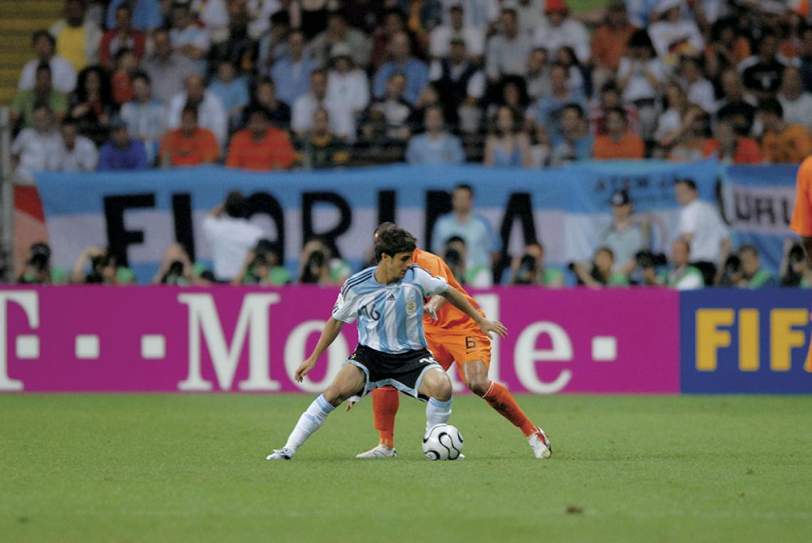 Imagen Frente a Holanda, en el Mundial 2006, donde fue suplente de Riquelme y jugó poco.