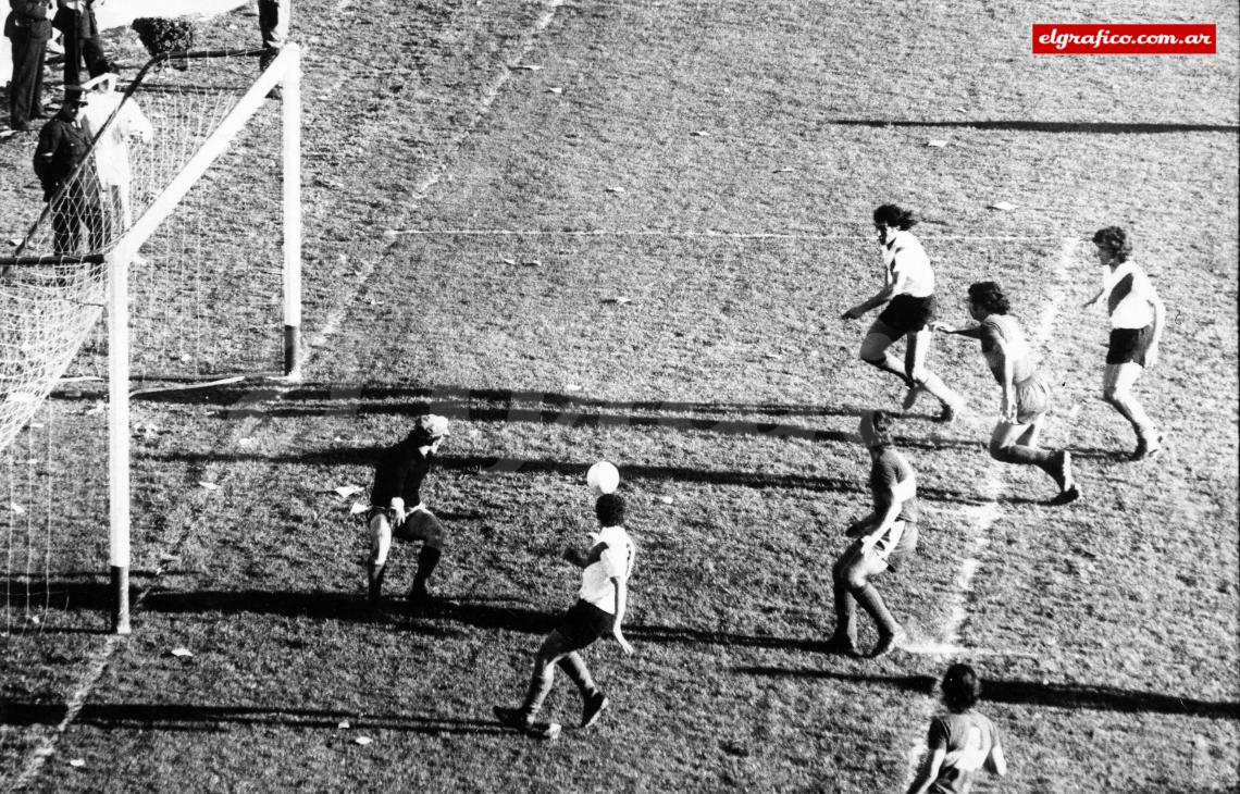 Imagen El momento cumbre del partido: minuto 92, la pelota ya supero a Sánchez y Morete aparece para reventarla contra la red.