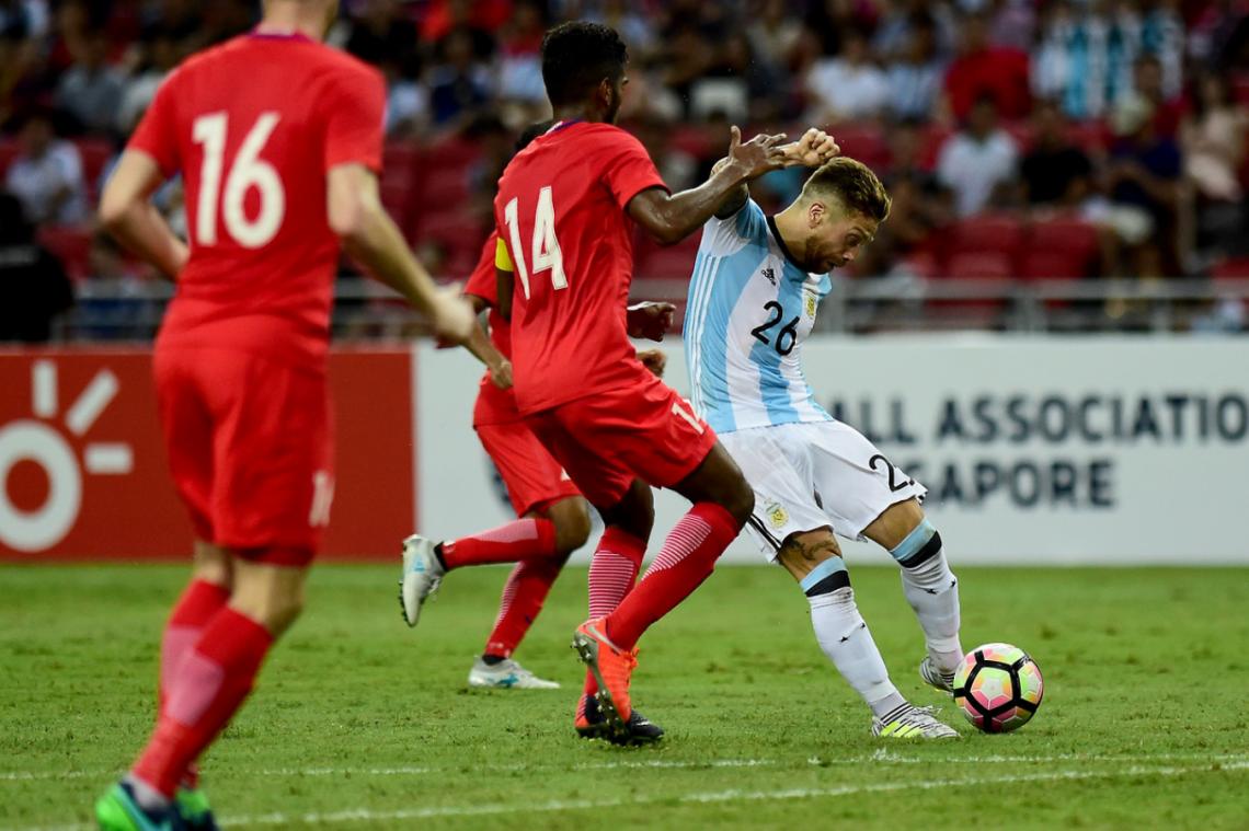 Imagen El Papu, a punto de marcar su gol con la Selección.